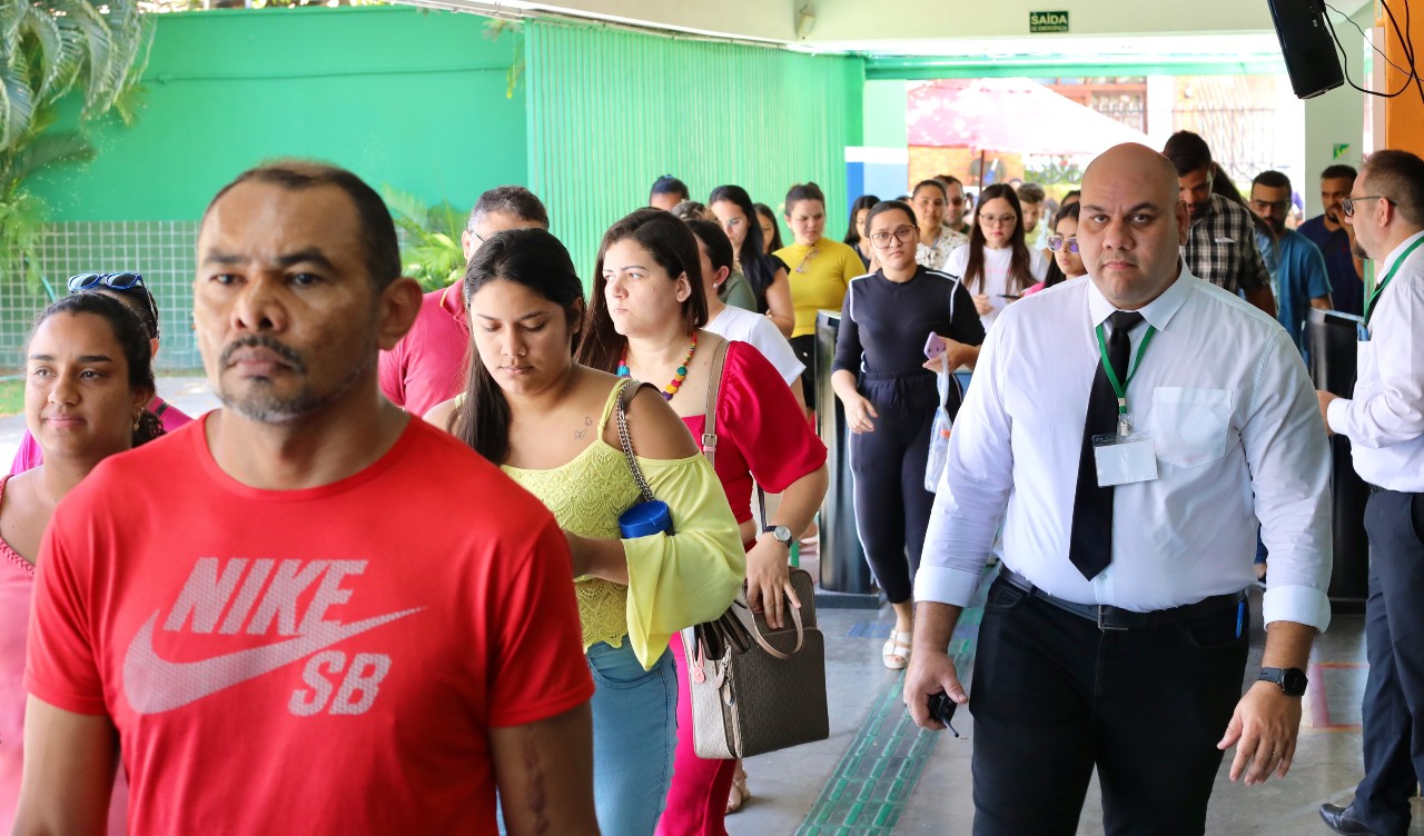 grupo de pessoas entrando numa escola para fazer a prova do concurso